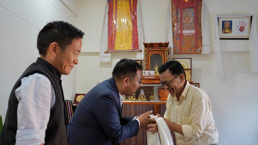 བོད་ཀྱི་གཞོན་ནུ་ལྷན་ཚོགས་ནས་འོས་བསྡུའི་སྤྱི་ཁྱབ་འགན་འཛིན་གསར་པར་འཚམས་འདྲི་ཞུས།